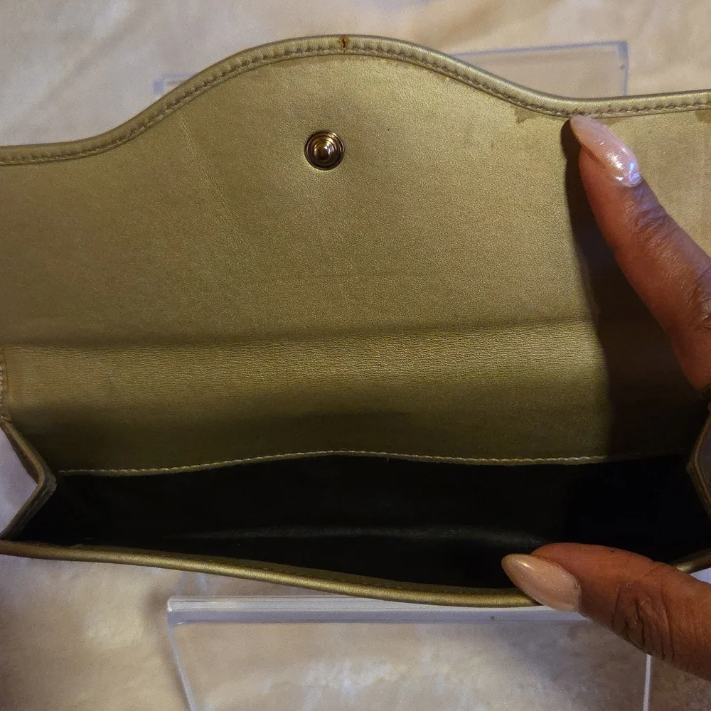 Gucci Gold‎ Embossed Women's Wallet - Picture 4 of 9